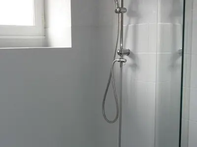 Salle de bains dans l'établissement Maison avec jardin clos et terrasse couverte en Touraine, proche des châteaux et nature préservée. - FR-1-381-574
