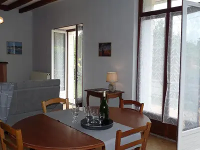 Coin salon dans l'établissement Maison avec jardin clos et terrasse couverte en Touraine, proche des châteaux et nature préservée. - FR-1-381-574