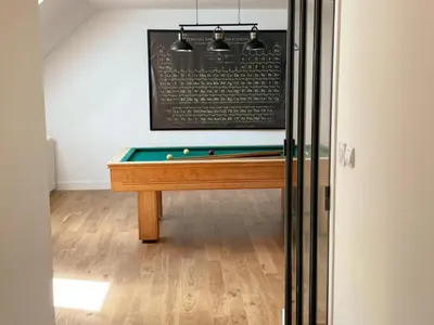 Billard dans l'établissement Gîte rénové avec billard, baby-foot, jardin clos, recharge VE, proche châteaux de la Loire - FR-1-381-575