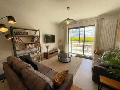 Coin salon dans l'établissement Gîte rénové avec billard, baby-foot, jardin clos, recharge VE, proche châteaux de la Loire - FR-1-381-575