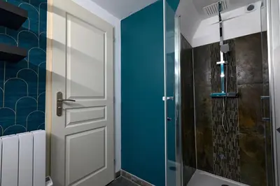 Salle de bains dans l'établissement Le Haut Bois - 14 personnes à 5 min du Zoo et centre ville - 1 appartement en dépendance