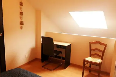 Coin salon dans l'établissement Logement neuf et cosy proche centre ville