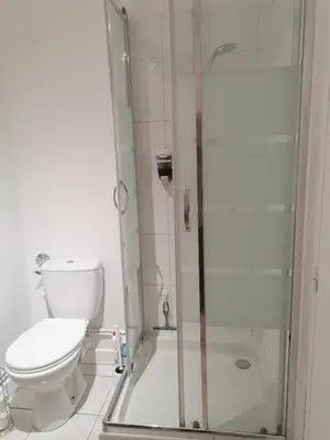 Salle de bains dans l'établissement Le Petit Chalet -Appartement proche de la vieille ville , du centre ville et du Tram- PETIT DEJEUNER OFFERT