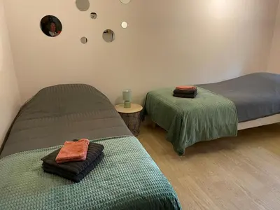 Un ou plusieurs lits dans un hébergement de l'établissement Grande Maison en Bord de l'Eau avec Jardin - 6 Chambres, Proche Commerces - FR-1-410-442