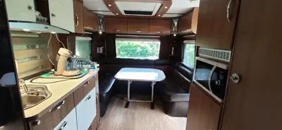 Cuisine ou kitchenette dans l'établissement Chambre chez l'habitant et Chambre insolite caravane Luxe-Cheverny -Chambord -Zoo Beauval-Chenonceau