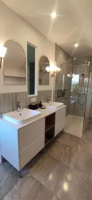 Salle de bains dans l'établissement Chambre chez l'habitant et Chambre insolite caravane Luxe-Cheverny -Chambord -Zoo Beauval-Chenonceau