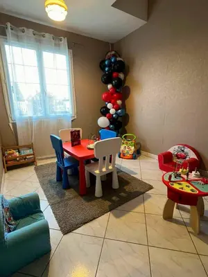 Coin salon dans l'établissement Maison au calme avec piscine l'été