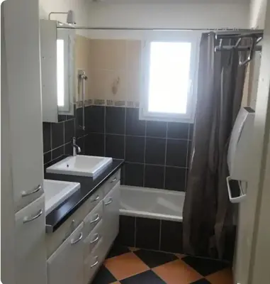 Salle de bains dans l'établissement Maison au calme avec piscine l'été