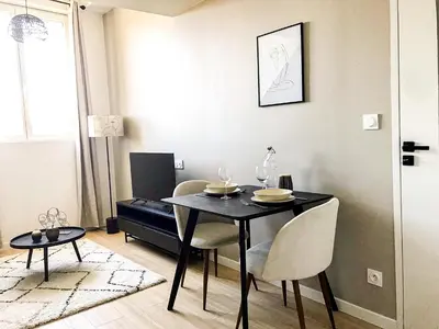 Coin salon dans l'établissement Le Soft - Beau logement - Centre - Gare - Tram - Superbe vue Sarthe