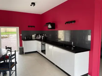 Cuisine ou kitchenette dans l'établissement Gîte luxueux avec piscine, spa, jardin et équipements de loisirs à Sargé-lès-le-Mans - FR-1-410-437