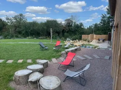 Jardin de l'établissement Gîte luxueux avec piscine, spa, jardin et équipements de loisirs à Sargé-lès-le-Mans - FR-1-410-437