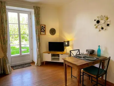 Télévision ou salle de divertissement dans l'établissement Gîte cosy avec terrasse privative, parking et WiFi - FR-1-491-443