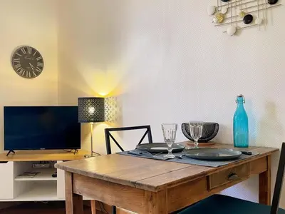 Télévision ou salle de divertissement dans l'établissement Gîte cosy avec terrasse privative, parking et WiFi - FR-1-491-443