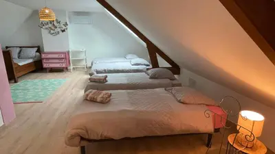 Un ou plusieurs lits dans un hébergement de l'établissement Au Gré des Souvenirs, gite 4 à 10 pers, clim, jacuzzi, loisirs