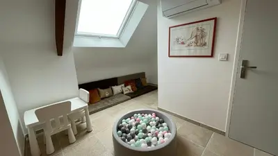 Coin salon dans l'établissement Au Gré des Souvenirs, gite 4 à 10 pers, clim, jacuzzi, loisirs