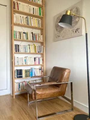 Bibliothèque dans la maison de vacances