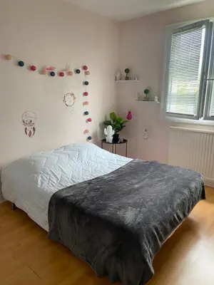 Un ou plusieurs lits dans un hébergement de l'établissement Maison d Angele 4 chambres