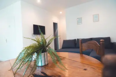 Télévision ou salle de divertissement dans l'établissement L'Etape - La Maison des amis