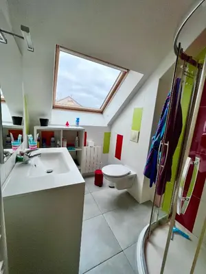 Salle de bains dans l'établissement Maison à 5 minutes des 24H du Mans