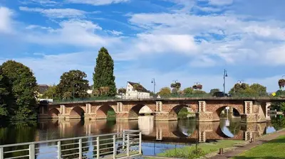 Plan de l'établissement Chambres conforts climatisées **24 heures du Mans**
