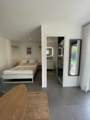 Un ou plusieurs lits dans un hébergement de l'établissement Le beau studio du bord de l'eau