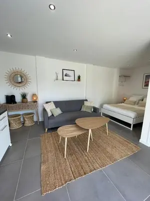 Coin salon dans l'établissement Le beau studio du bord de l'eau