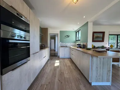 Cuisine ou kitchenette dans l'établissement Gîte des Tamaris Maison Chaleureuse proche Circuit