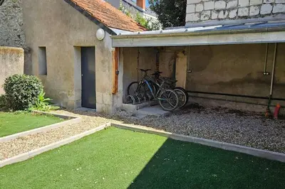 Vélo sur le terrain de l'établissement Lakanal 1 - Studio Prébendes Tours ou dans les environs