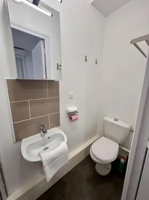 Salle de bains dans l'établissement Lakanal 1 - Studio Prébendes Tours