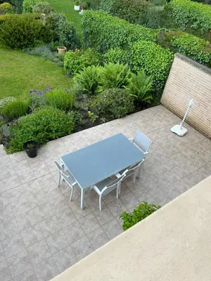 Jardin de l'établissement Charmante maison proche des 24h du Mans