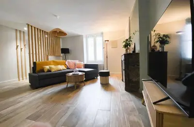 Télévision ou salle de divertissement dans l'établissement Maison Bollée 6 Pers moderne avec Jardin