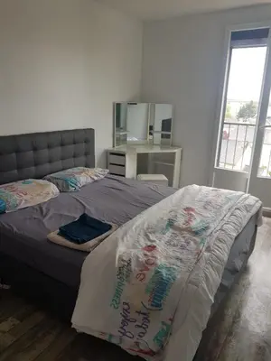 Un ou plusieurs lits dans un hébergement de l'établissement chambre confort dans un logement partagé à 10 minute du circuit 24h