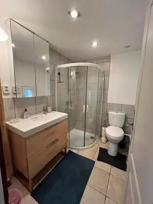 Salle de bains dans l'établissement Le Nid - Maison accueillante avec accès donnant sur le Cher