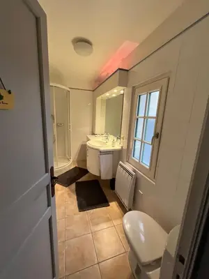 Salle de bains dans l'établissement Charmante maison