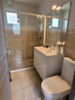 Salle de bains dans l'établissement La maison aux iris