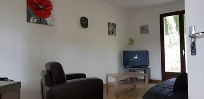 Télévision ou salle de divertissement dans l'établissement Maison charmante à Seigy, vue sur jardin, accepte animaux.