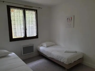 Un ou plusieurs lits dans un hébergement de l'établissement Maison charmante à Seigy, vue sur jardin, accepte animaux.