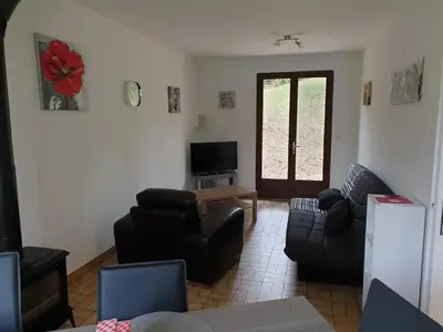 Télévision ou salle de divertissement dans l'établissement Maison charmante à Seigy, vue sur jardin, accepte animaux.