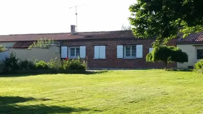 Jardin de l'établissement Maison confortable avec jacuzzi à Mareuil-sur-Cher