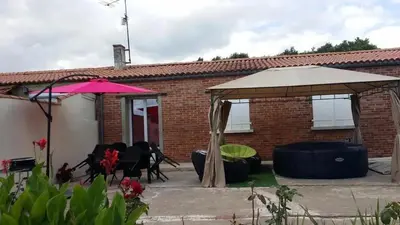 Jardin de l'établissement Maison confortable avec jacuzzi à Mareuil-sur-Cher