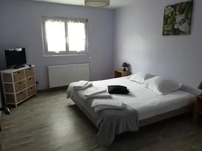 Un ou plusieurs lits dans un hébergement de l'établissement Maison confortable à Mareuil-sur-Cher avec équipements modernes