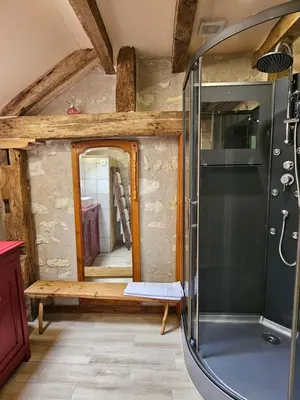 Salle de bains dans l'établissement Moulin de Galerne, Le gite Du Four à Pain