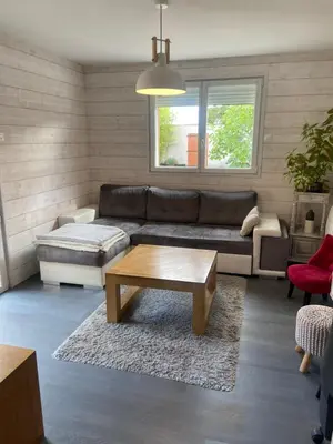 Coin salon dans l'établissement maison proche du circuit des 24H