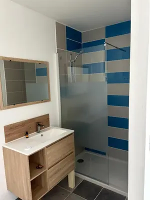 Salle de bains dans l'établissement Maisons 50m2
