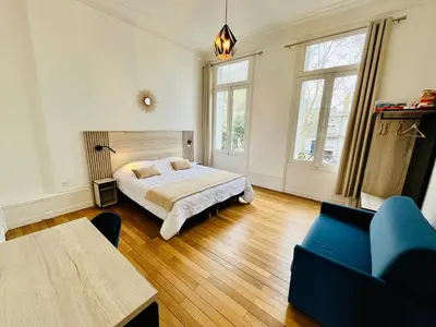Un ou plusieurs lits dans un hébergement de l'établissement Hypercentre, spacieux, familial, lumineux, l'Elegant