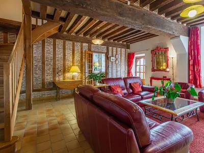 Coin salon dans l'établissement Gîte 4 chambres avec piscine couverte et jardin proche des châteaux de la Loire - FR-1-491-370