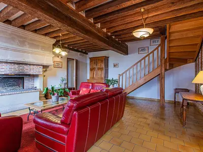 Coin salon dans l'établissement Gîte 4 chambres avec piscine couverte et jardin proche des châteaux de la Loire - FR-1-491-370