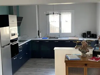 Cuisine ou kitchenette dans l'établissement Gîte élégant avec grand jardin privé, idéalement situé près des châteaux et activités, tout inclus - FR-1-491-358
