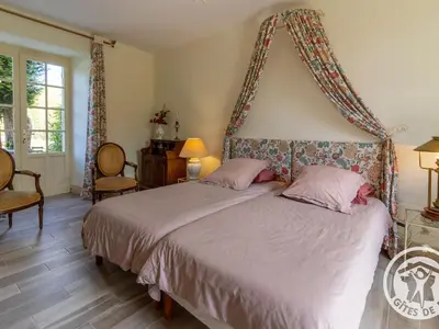 Un ou plusieurs lits dans un hébergement de l'établissement Séjour de charme avec piscine à Saint-Georges-sur-Layon, proche de Saumur et des châteaux de la Loire - FR-1-622-81