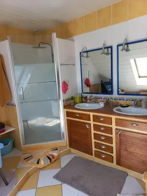 Salle de bains dans l'établissement L'Oasis